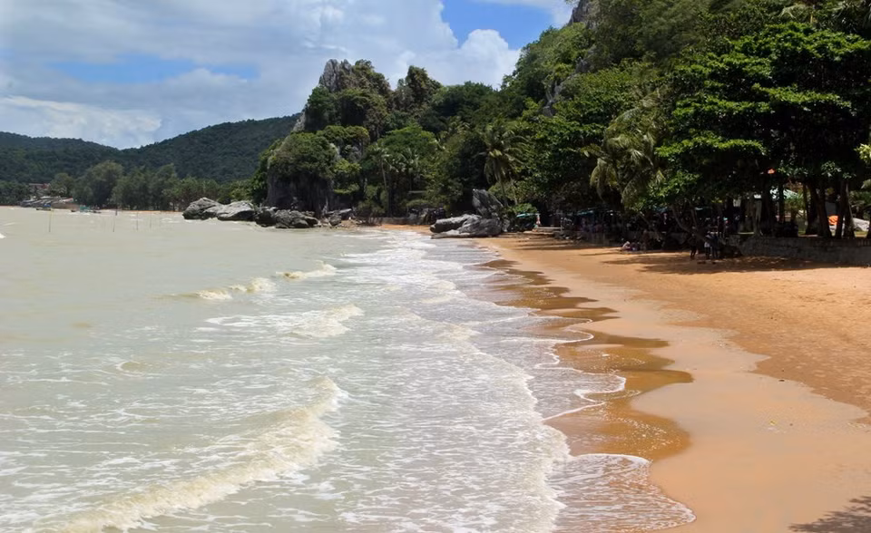 Le site possède une plage de sable fin. 