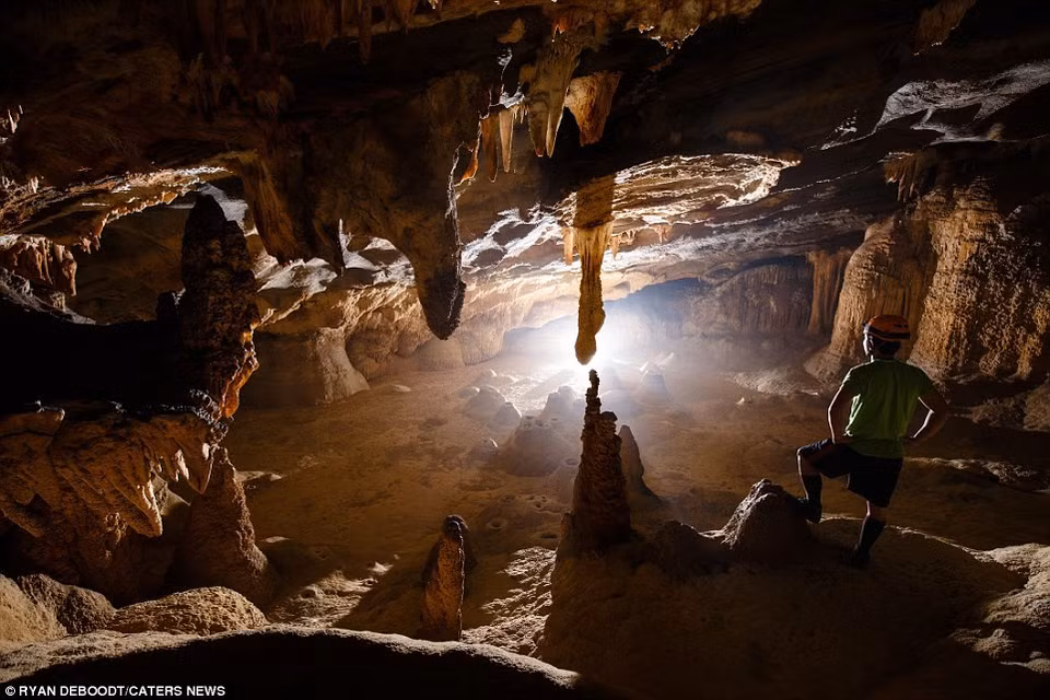 Le photographe Ryan Deboodt a pris ces photos en explorant cette caverne. 