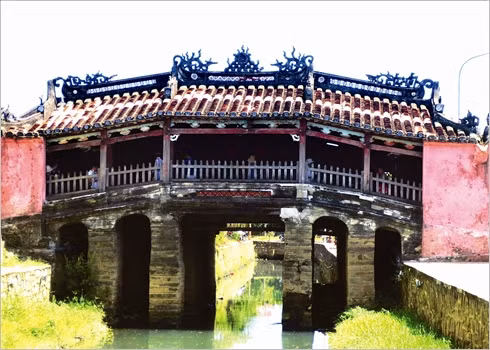 Le pont-pagode japonais est l’un des plus anciens ponts de Hôi An, appelé Faifo du XVIe au XXe siècle. 