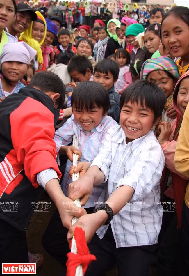 Des élèves de l’école primaire de Dào San, district de Phong Thô, province de Lai Châu, jouent au tir à la corde à la récréation. 