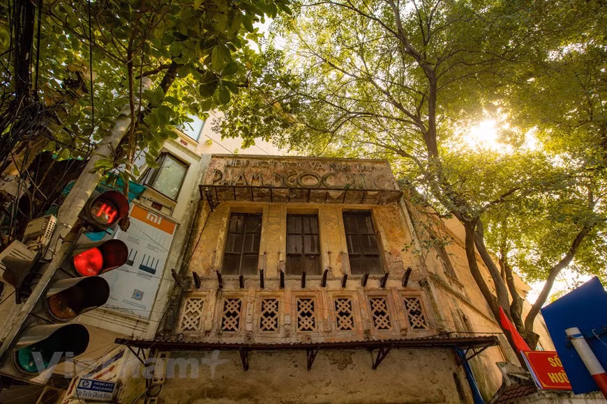 Les anciennes maisons et les vieux coins sont toujours une "spécialité" qui attire les touristes à Hanoi. Photo : VietnamPlus