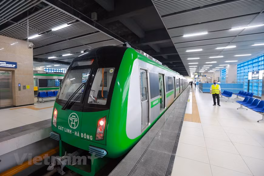 Le projet de ligne ferroviaire urbaine Cat Linh – Ha Dông utilise 13 trains spécialement conçus par des constructeurs français. Nommés « Itinéraire vert », les trains se composent de couleur vert. Sur la coque du train figure le graphique de Pavillon de la Constellation de la Littérature (Khuê Van Cac), -une marque distinctive de la capitale. Les trains fonctionnent en continu sur des voies ferrées à écartement standard de 1.435 mm. Ils sont construits avec des matériaux en alliage d'aluminium légers, durables et respectueux de l'environnement. Ils sont conçus selon les dernières normes avec un style moderne pour répondre aux besoins des Vietnamiens. Photo : VietnamPlus