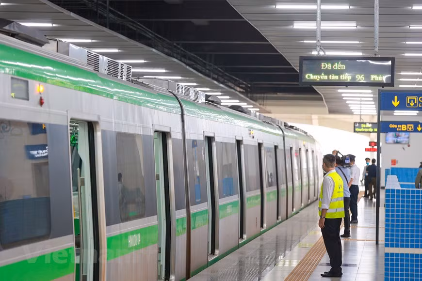 Le nombre de taxis et de véhicules Grab diminuera dès que la ligne ferroviaire urbaine Cat Linh - Ha Dông aura été mise en exploitation commerciale. Le Service municipal des transports prévoit que de 15% à 20% d'utilisateurs de véhicules personnels dans la capitale utiliseront la ligne ferroviaire urbaine Cat Linh-Ha Dông. Le Service municipal des transports a présenté au Comité populaire municipal des options pour connecter des lignes de bus à la ligne ferroviaire urbaine Cat Linh - Ha Dông, ce portant à 50 le nombre de lignes de bus et à 65 le nombre d’arrêts de bus le long de cette ligne ferroviaire. . Photo : VietnamPlus