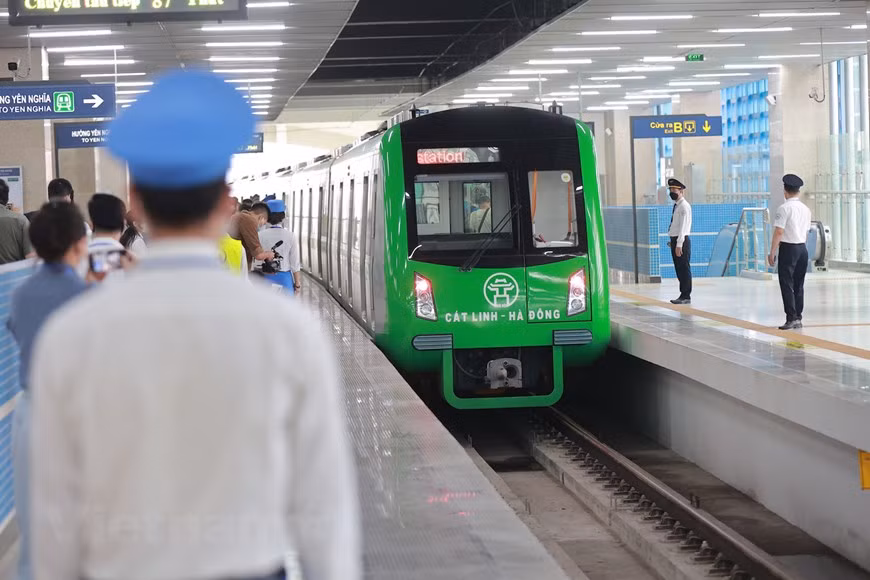 Au premier jour d'exploitation (6 novembre), le train urbain Cat Linh - Ha Dông a transporté 25.680 passagers. Ce nombre est passé à 25 % dans la matinée du 7 novembre. Actuellement, le plus grand nombre de passagers se trouve à la gare de Cat Linh (représentant 30,1 %) et à la gare de Yên Nghia (représentant 20,2 %). Les passagers sont très divers (personnes âgées, enfants, étudiants). Vu Hông Truong, directeur général de la Compagnie des voies ferrées de Hanoi a déclaré que le nombre de passagers voyageant en train était plus élevé que prévu. Il s'agit d'un signal très positif pour ce moyen de transport commun. Photo : VNA
