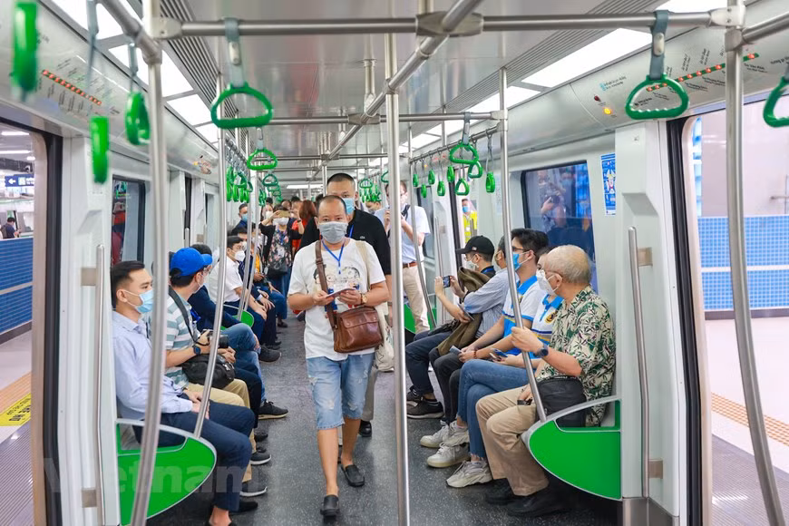 Les Hanoiens sont ravis de découvrir le premier train Cat Linh - Ha Dông. Beaucoup de gens ont estimé que c'était pratique et sûr. Ils ont dit qu'ils encourageraient les membres de leur famille de prendre le train au lieu de prendre les moyens personnels. Un habitant domicilié à l’arrondissement de Ha Dông a affirmé qu’il choisirait certainement ce moyen de transport pour aller au bureau au lieu de prendre sa voiture personnelle. Dans la matinée du 6 novembre, à la gare de Yên Nghia, arrondissement de Ha Dông, de nombreuses personnes sont allées pour essayer le train, - un nouveau moyen de transport public de la capitale. Photo : VietnamPlus