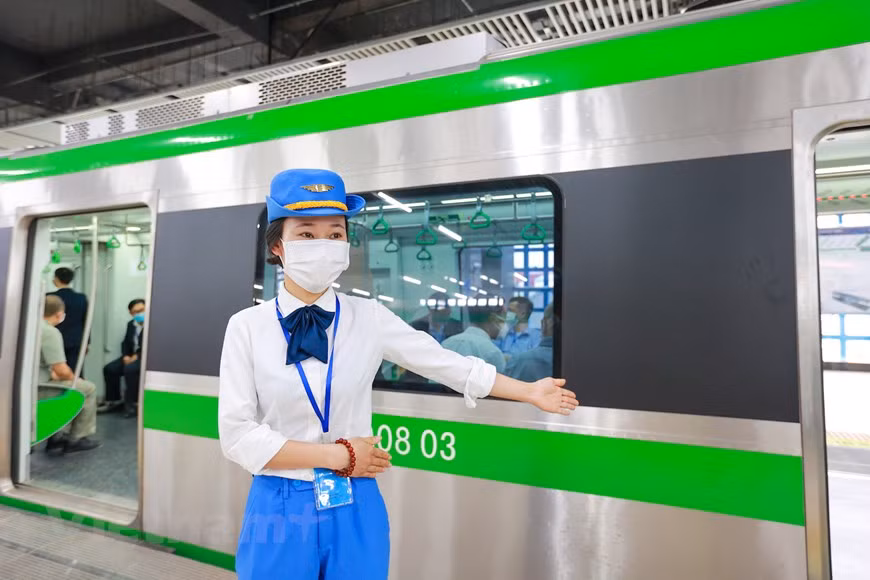 Selon le Service municipal des transports, grâce à ce réseau de bus, la capacité de transportation des passagers de la ligne principale Yên Nghia – Nga Tu Son pourrait augmenter de trois à quatre fois par rapport au niveau actuel. Le réseau de bus connecté à la ligne ferroviaire urbaine Cat Linh - Ha Dông pourrait servir 313.000 à 344.000 passagers chaque jour. La ligne ferroviaire Cat Linh - Ha Dông permettra aussi de réduire le temps du trajet. Le nombre de taxis circulant sur ce trajet devrait également diminuer, car les habitants utiliseront le bus et la ligne ferrée, permettant de réduire les embouteillages. Photo : VietnamPlus