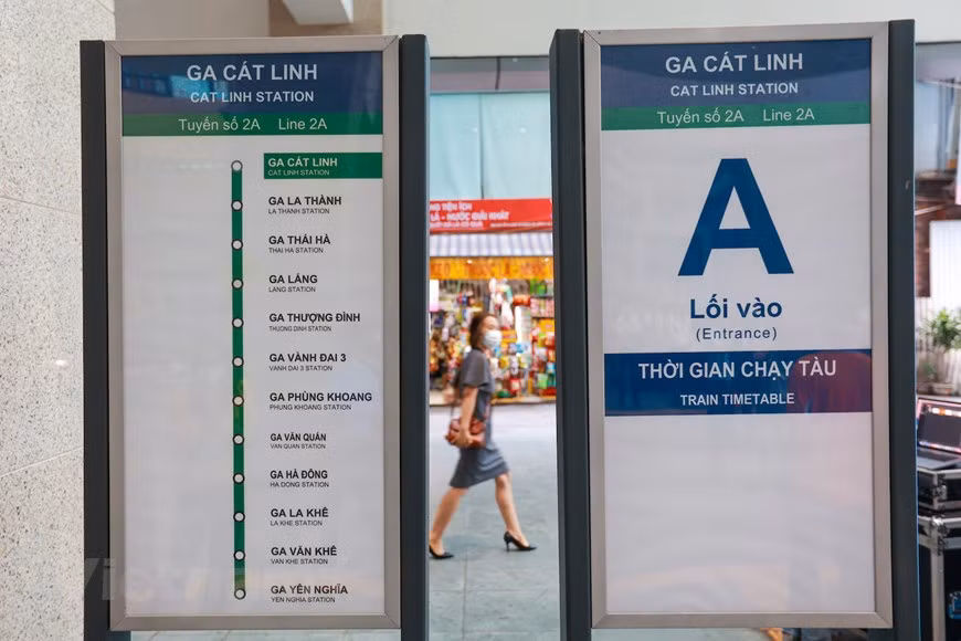 Le 29 octobre, le Conseil d'État d'inspection a approuvé les résultats des tests d'acceptation du projet. C'est la dernière condition importante pour mettre le projet en exploitation commerciale. La ligne ferroviaire urbaine relie Cat Linh dans l'arrondissement de Ba Dinh à l'arrondissement de Hà Dông à Hanoï dispose d'un fonds d'investissement total d'environ 868 millions de dollars, après plusieurs ajustements. Elle comprend 12 gares et 13 trains. Chaque train, dont la vitesse prévue est de 80 km/h, dispose de quatre voitures capables de transporter plus de 900 passagers. Contrôlé automatiquement par un centre situé au dépôt Hà Dông, la ligne ferroviaire est configurée pour une fréquence des trains de 6 à 7 minutes, ou même de 2 à 3 minutes aux heures de pointe. Photo : VietnamPlus