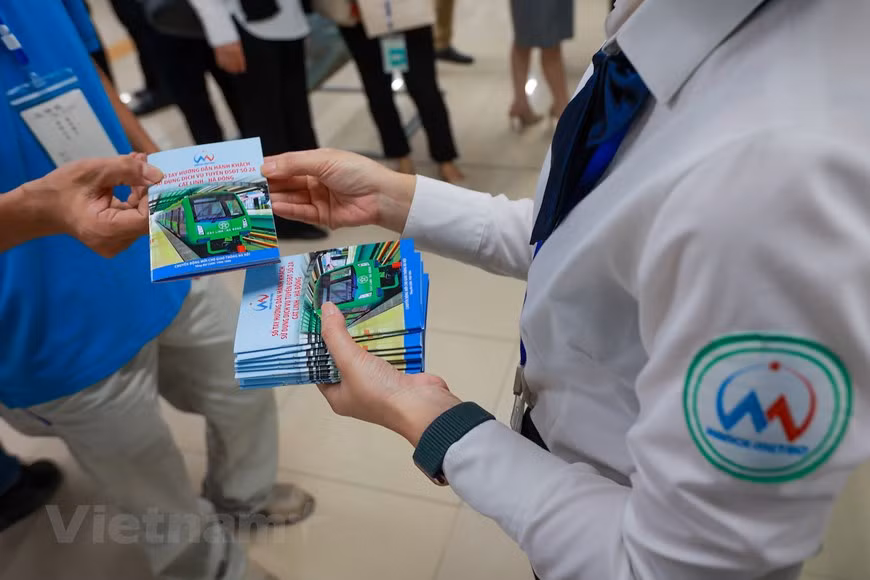 L'opération de la ligne a attiré un grand nombre de visiteurs, notamment des jeunes. Le public a l'occasion de visiter un nouveau moyen de transport public de la capitale de Hanoi. Cette ligne ferroviaire urbaine contribuera à réduire la surcharge de transport, l’embouteillage et la pollution environnementale de la capitale. Selon le plan du développement des transports jusqu'en 2030 avec une vision à l'horizon 2050 approuvé par le Premier ministre, Hanoi disposera de dix lignes de chemin de fer urbain avec une longueur totale de 417,8 km : 5 dans les zones urbaines et 5 reliant le centre-ville à ses villes satellites et régions suburbaines. Photo: VietnamPlus