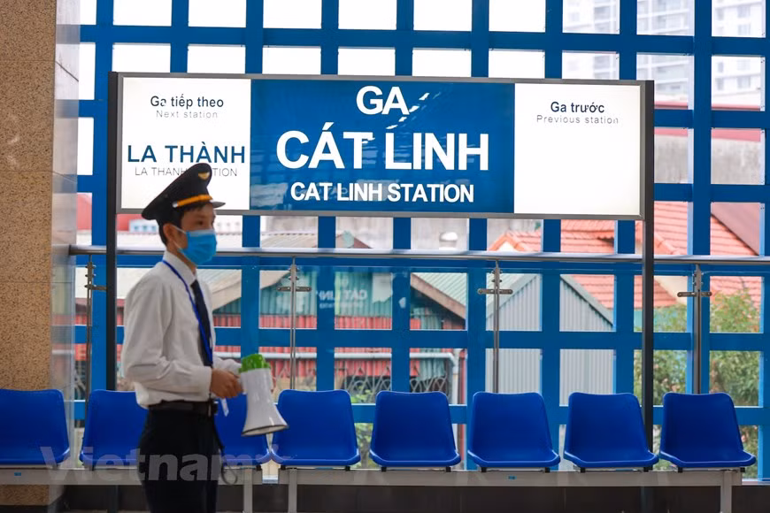 Cette ligne ferroviaire urbaine d’une longueur totale de 13,05 km a été mise en chantier en octobre 2011. Le point de départ se situe à l'intersection des routes Cat Linh - Giang Vo. Cette ligne traverse les rue Hao Nam, Hoang Câu, Lang, la rivière Tô Lich, l’axe Nguyên Trai - Trân Phu - Quang Trung. La dernière gare est à Yên Nghia, dans l'arrondissement de Ha Dông. Les trains fonctionnent en continu sur des voies ferrées à écartement standard de 1.435 mm. Le ministère des Transports prévoit également de prolonger la ligne de 20 km supplémentaires jusqu'à Xuân Mai dans l'avenir. Photo : VietnamPlus