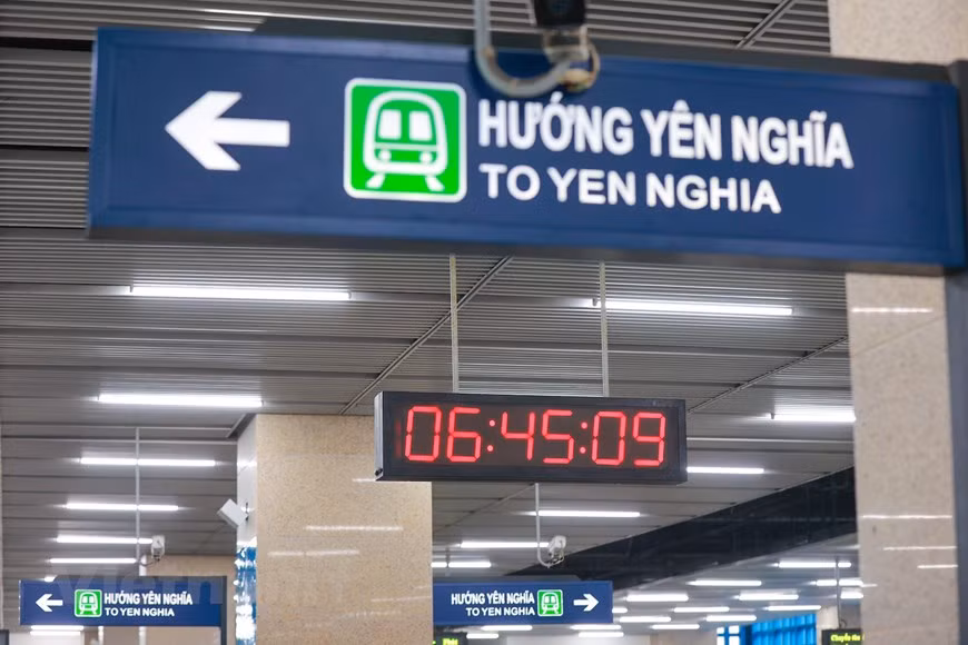 Durant la période d'essai, les trains pourraient transporter en moyenne, chaque jour, plus de 16.000 passagers. C'est un chiffre optimiste. Afin d'augmenter le nombre de passagers dans un avenir proche, selon Vu Hông Truong, la ville doit renforcer les transports en commun pour transporter les passagers aux gares. Cette ligne ferroviaire urbaine s'inscrit dans le plan de la ville de développer les transports publics. "Nous avons également essayé de mettre en œuvre des solutions pour assurer une exploitation sûre des trains et attirer un grand nombre de personnes", a-t-il précisé. Il a espéré que cette ligne contribuera à réduire les emboutaillages à Hanoi. Photo : VietnamPlus