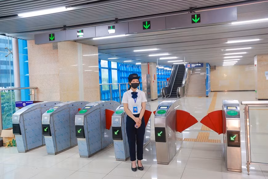 Durant 20 jours d’opération d’essai, le train fonctionne de 5 heure à 23 heure tous les jours, avec neuf trains aux heures de pointe contre six aux heures normales. Le personnel formé pour l'opération du train est tout prêt. Les conducteurs de train peuvent opérer de manière indépendante sans le soutien d'experts. Vu Hông Truong, directeur général de la Compagnie des voies ferrées de Hanoi, a estimé que chaque moyen de transport urbain ne peut répondre qu'à certains objectifs. Cependant, il a espéré que cette ligne contribuera à réduire les emboutaillages à Hanoi, la pollution environnementale et à répondre au déplacement des Hanoiens. Photo : VietnamPlus