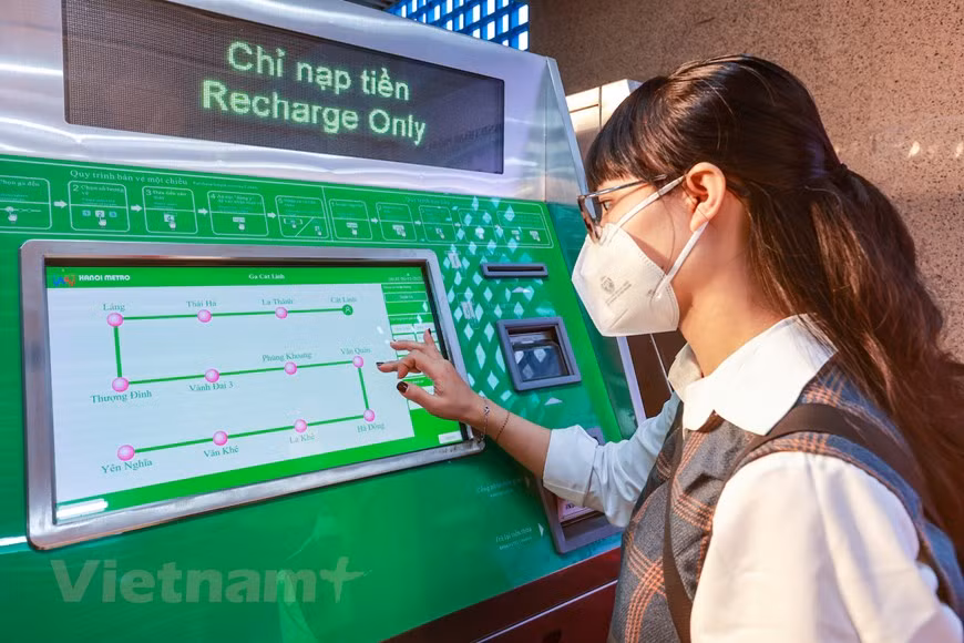Durant 20 jours d’opération à titre d’essai, le train a fonctionné de 5 heure à 23 heure tous les jours, avec neuf trains aux heures de pointe contre six aux heures normales. Une centaine de personnes de l'entrepreneur général chinois et une dizaine d'experts du consortium français ACT Apave-Certifier-Tricc (ACT) sont mobilisés pour l'opération du train à l'étape d'essai. L’opération d’essai de 70.000 km sur tout le système s’est terminée fin décembre 2020. Le nombre d'autobus, de taxis et de véhicules Grab diminuera dès que la ligne ferroviaire urbaine Cat Linh - Ha Dong aura été mise en exploitation commerciale. Le Service municipal des transports prévoit que de 15% à 20% d'utilisateurs de véhicules personnels dans la capitale utiliseront cette ligne ferroviaire. Photo : VietnamPlus