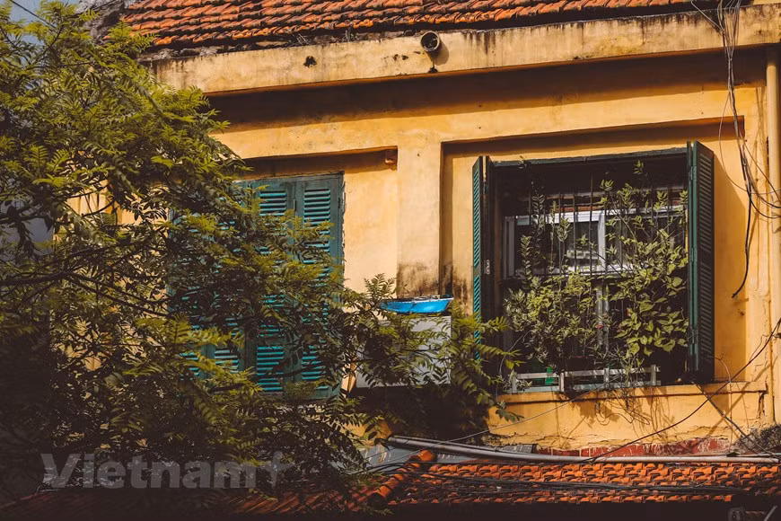 Les touristes aiment la quiétude qui caractérise le vieux quartier. Photo: VietnamPlus