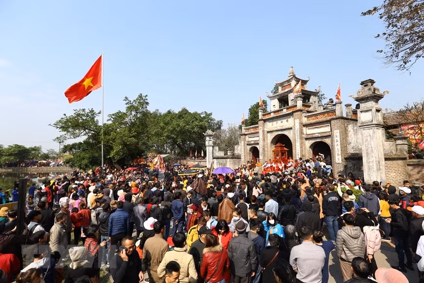 Cette fête printanière attire un grand nombre de visiteurs. Photo: VietnamPlus 