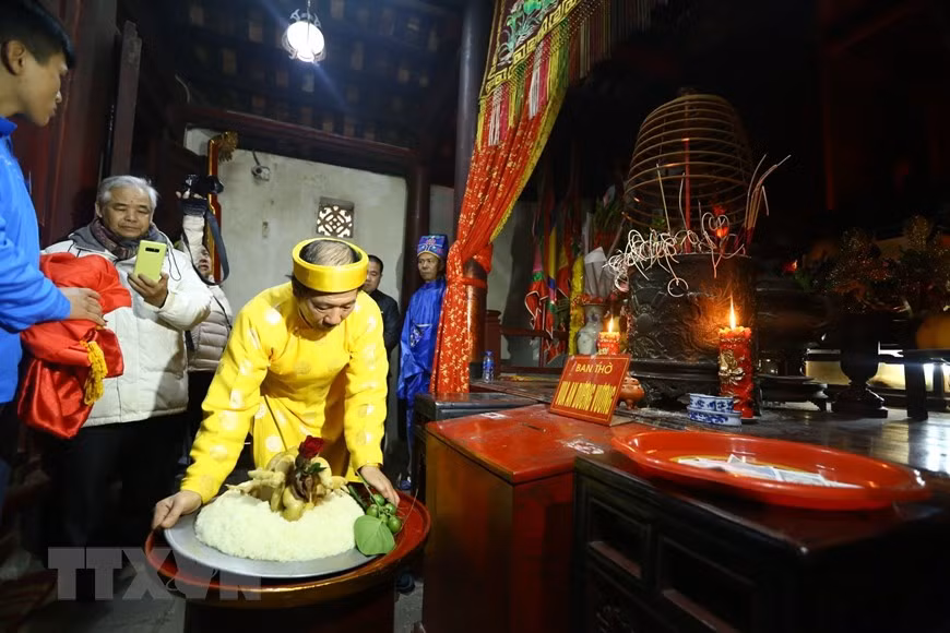Les cultes, les rites d’enfoncement au temple Sai au 12e jour lunaire dans le but de demander au roi le paix, la santé et la prospérité pour les villageois. Photo: VietnamPlus 