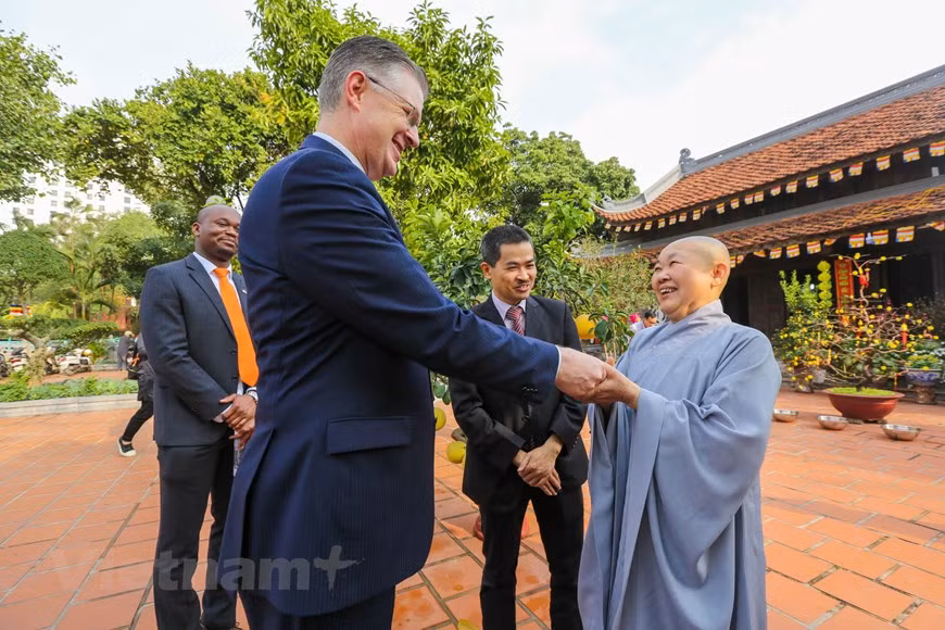 Thich Dam Thanh, bonzesse gestionnaire de la pagode de Kim Liên, a accueilli l'ambassadeur des Etats-Unis au Vietnam, Daniel J. Kritenbrink. Photo: VietnamPlus 
