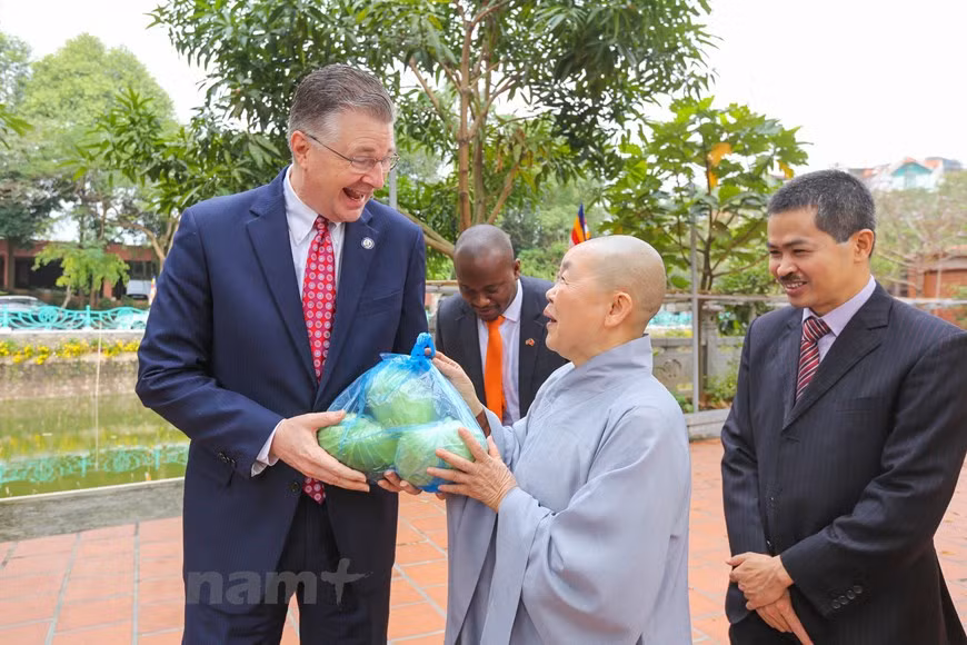 L'ambassadeur Daniel J. Kritenbrink a exprimé sa joie lorsqu'il a été offert de choux plantés dans la pagode par Thich Dam Thanh. Photo:VietnamPlus