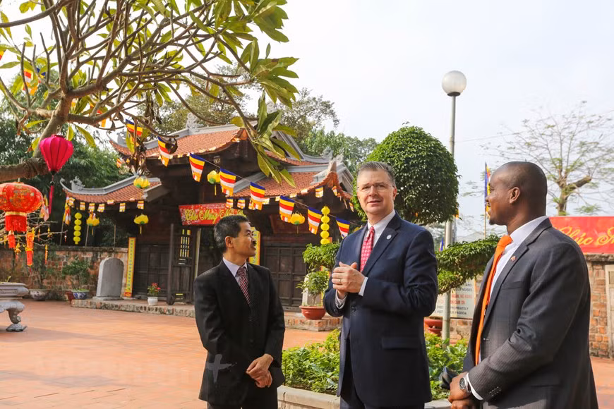 L'ambassadeur des Etats-Unis au Vietnam, Daniel J. Kritenbrink, est venu le 16 janvier à la pagode de Kim Liên à Hanoi où il a exécuté un rituel traditionnel du Nouvel An lunaire (Têt) vietnamien consistant à relâcher des carpes dans un lac pour faire ses adieux aux Génies du Foyer. Photo: VietnamPlus 