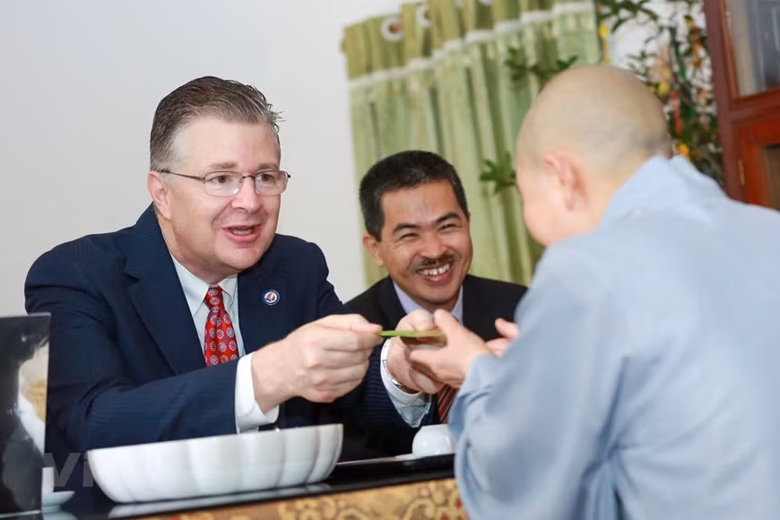 Le diplomate américain lui a offert les li xi (étrennes glissées dans de petites enveloppes rouges), accompagnée des vœux du Nouvel An. Photo: VietnamPlus 