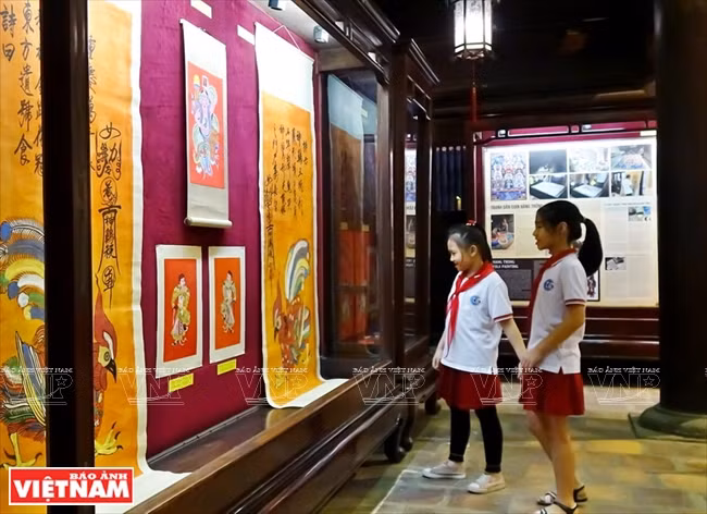 Une cinquantaine de peintures folkloriques vietnamiennes sont présentées à l'exposition.