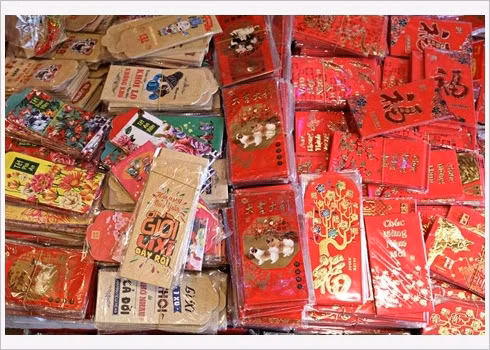 Les enveloppes où l’on glisse les étrennes (lì xì en vietnamien) sont très variées en forme et en taille, et sont présentes dans presque tous les magasins de Hàng Ma.