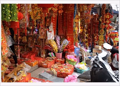 Un coin de rue écarlate de Hàng Ma.
