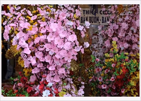 Des fleurs artificielles colorées.