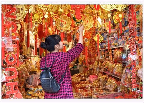Une jeune fille devant un magasin d’ornements.