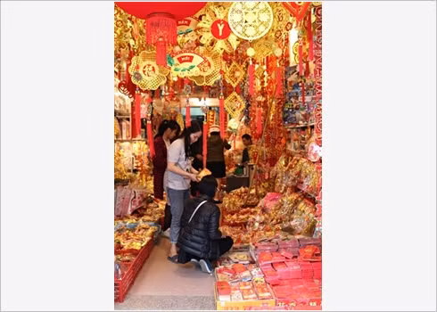 Dans une boutique d’objets votifs.