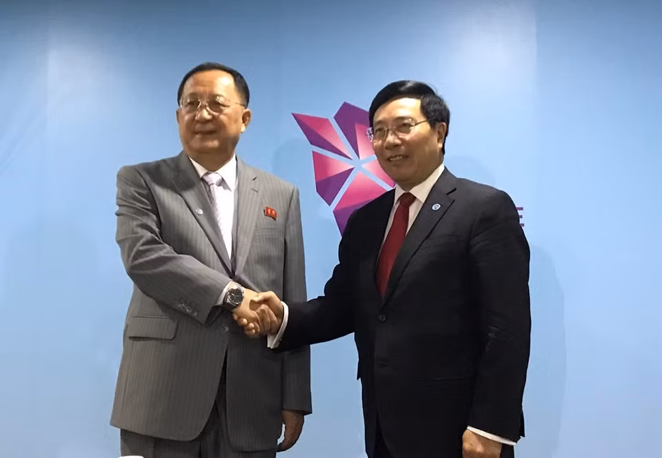  Pham Binh Minh et le ministre des Affaires étrangères de la République populaire démocratique de Corée, Ri Yong-ho, le 3 août, à Singapour. 