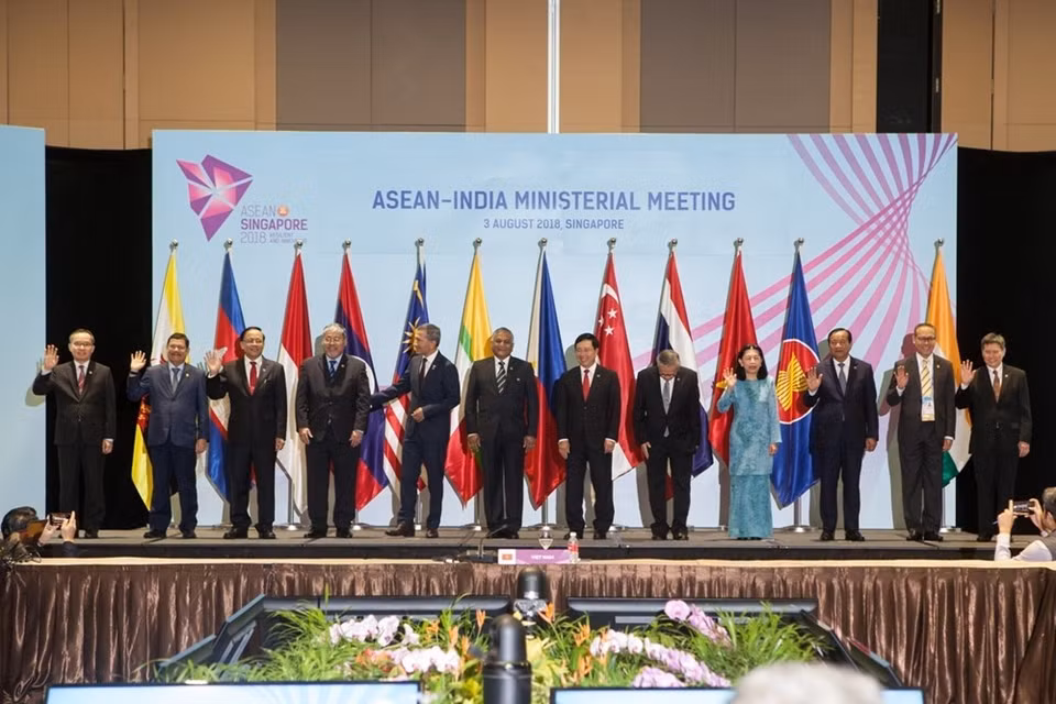  Le vice-Premier ministre et ministre des Affaires étrangères, Pham Binh Minh (cinquième à droite) et d'autres ministres des Affaires étrangères lors de la réunion ministérielle ASEAN-Inde, le 3 août. 