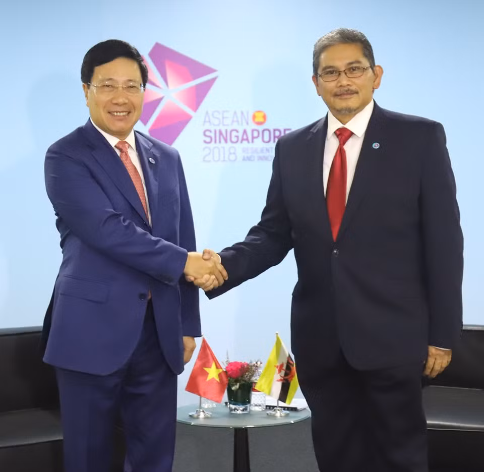  Le vice-Premier ministre et ministre des Affaires étrangères, Pham Binh Minh (à gauche), rencontre Dato Erywan Pehin Yusof, vice-ministre des Affaires étrangères et du Commerce du Brunei, le 4 août, à Singapour. 