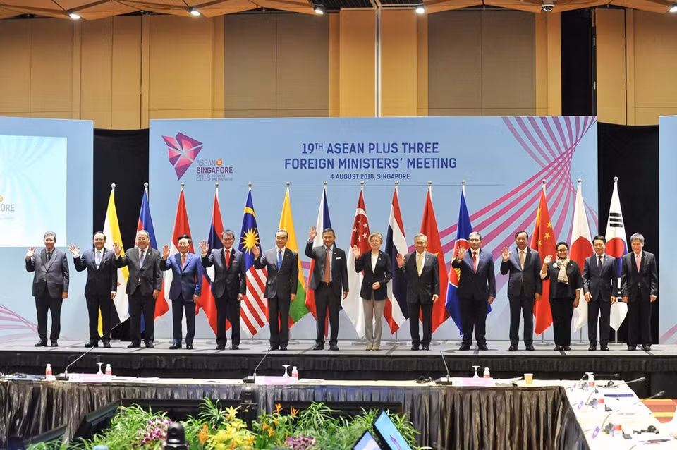  Le vice-Premier ministre et ministre des Affaires étrangères, Pham Binh Minh (4e, à gauche) participe aux réunions à Singapour. 