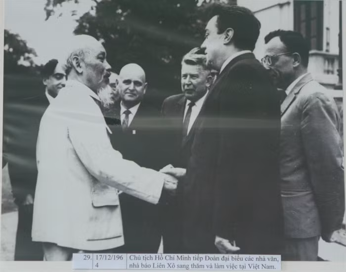 Le Président Hô Chi Minh travaillait avec des écrivains et des journalistes de l'Union soviétique, en visite de travail au Vietnam le 17 décembre 1964.