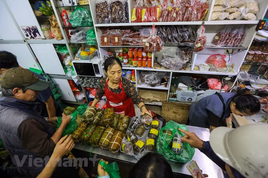 Incontournable pour la fête du Nouvel An lunaire, le banh chung ou gâteau carré de riz gluant est une spécialité de la culture vietnamienne. Le processus de fabrication du "banh chung" est une opportunité pour le regroupement familial. Assis autour du feu, les membres de la famille doivent veiller souvent à la cuisson du "banh chung" en se racontant leurs histoires pendant l’année écoulée. Les liens familiaux sont ainsi renforcés. De nos jours, dans certaines grandes villes, le style de vie des affaires de la société moderne empêche les gens de préparer le gâteau, mais l'habitude d'adorer les ancêtres ne change jamais. C'est la preuve de la loyauté des Vietnamiens et de leur profonde gratitude envers les ancêtres. Photo: Vietnam+