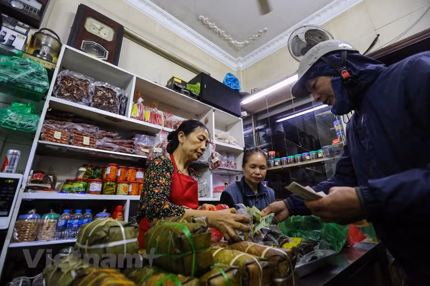 Le magasin est maintenant géré par Mme Nguyen Thi Chan, 81 ans, dont des proches étaient originaires du village de Uoc Le, qui est un village rural de la commune de Tan Uoc, district de Thanh Oai, en banlieue de la capitale. Ce nom est tellement connu à Hanoï. Le label "gio Uoc Le" est le plus connu des gourmets, des Hanoïens surtout. La saveur exquise du gio Uoc Le dépend en premier lieu de la qualité de la viande de porc et du nuoc mam (saumure de poisson fermentée). La préparation de la viande, son pillage manuel dans un mortier en pierre, l'assaisonnement, l'emballage avec une feuille de bananier, la cuisson... tout ça c'est un art. Et aussi un secret professionnel que l'on garde jalousement, explique un villageois de Uoc Le. Photo: Vietnam+