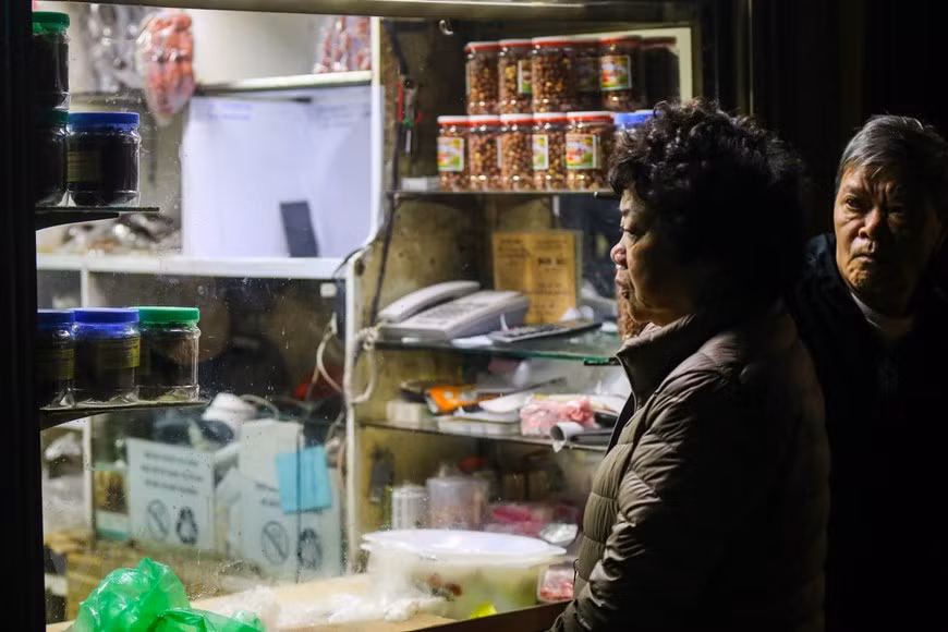 En tant que l'un des plus célèbres magasins de banh chung à Hanoï, le magasin Quoc Huong situé dans la rue Hang Bong (quartier du même nom, arrondissement de Hoan Kiem) est toujours bondée à chaque Nouvel An lunaire (Têt). Une longue file d'attente s'est formée dès le petit matin du 30e jour du douzième mois lunaire à l'extérieur du magasin à la rue Hang Bong. Mme Lan (rue Bao Khanh, quartier de Hang Trong, arrondissement de Hoan Kiem à Hanoï) a dit qu'elle achetait du banh chung de Quoc Huong chaque année. Cette année, afin d'éviter une longue attente, elle est venu sur place dès 5 heures du matin. Photo: Vietnam+