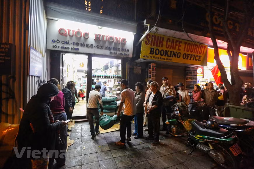 Contrairement à la restauration rapide des temps modernes, la confection du Banh chung exige des étapes compliquées et fastidieuses, à partir de la préparation minutieuse et rigoureuse des ingrédients et des épices jusqu’à la cuisson soignée pendant plusieurs heures. Pour faire un bon banh chung qui se conserve environ un mois, on doit choisir le riz gluant parfumé et fibreux. Le gâteau au centre duquel se trouvent du porc et des haricots mungo est enveloppé en forme de carré dans des feuilles de dong (phrynium placentarium) qui donneront au riz une couleur verte après environ 8 à 10 heures de cuisson. Photo: Vietnam+