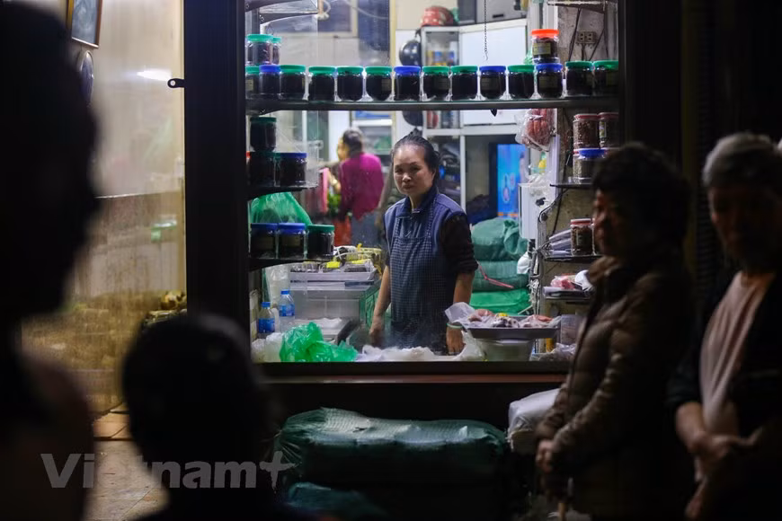 Les banh chung sont également esthétiques et représentent une forme d'emballage durable. Le processus de fabrication du gâteau Chung prend du temps et nécessite la contribution de plusieurs personnes. Les ingrédients principaux sont le riz gluant, la viande de porc et les haricots verts enveloppés dans un carré de feuilles de bambou qui donneront au riz une couleur verte après ébullition. Le riz gluant doit être très bon et a été trempé dans l'eau la veille. De plus, après avoir été enveloppé dans des feuilles de dong et mijoté pendant plusieurs heures, les bords du banh chung sont marqués par une teinte verdâtre de tous les côtés, et quand on épluche les feuilles, un délicieux parfum de moisi se dégage. Photo: Vietnam+
