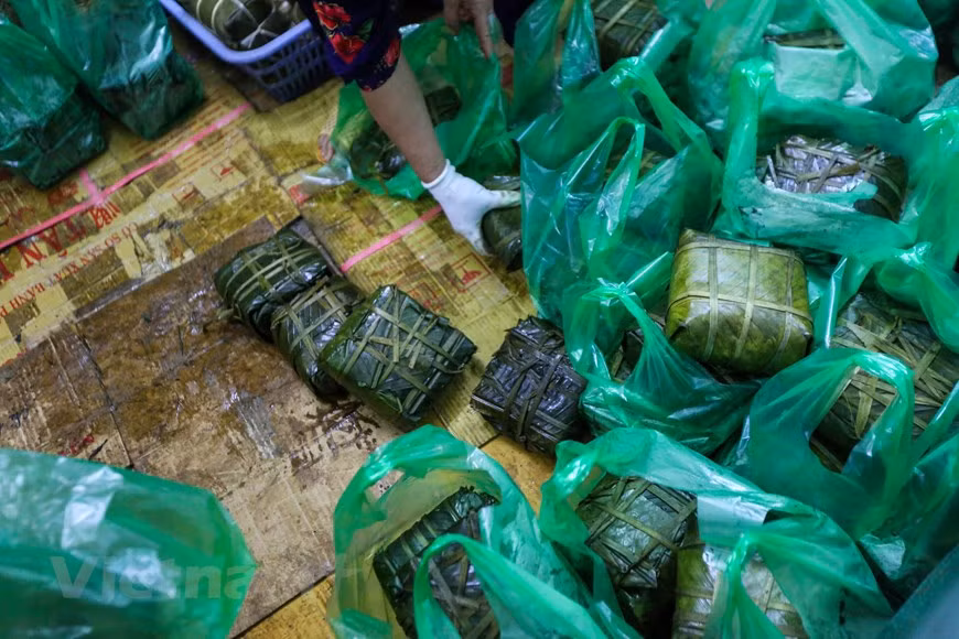 Le "banh chung" est coupé en tranche ou en morceaux et déposé sur une assiette. Il est souvent consommé avec des oignons blancs au vinaigre, car sa saveur aigre et légèrement poivrée facilite la digestion. Grâce à son goût délicieux, sa légende historique et sa signification philosophique, le "banh chung" est devenu un symbole non seulement de la gastronomie du Vietnam mais encore du rassemblement familial et de la reconnaissance envers les ancêtres. La confection du "banh chung" pendant le Têt reste ainsi une belle coutume pour garder l’âme du Têt vietnamien et enrichir la tradition culinaire en particulier et la culture vietnamienne en général. Photo: Vietnam+
