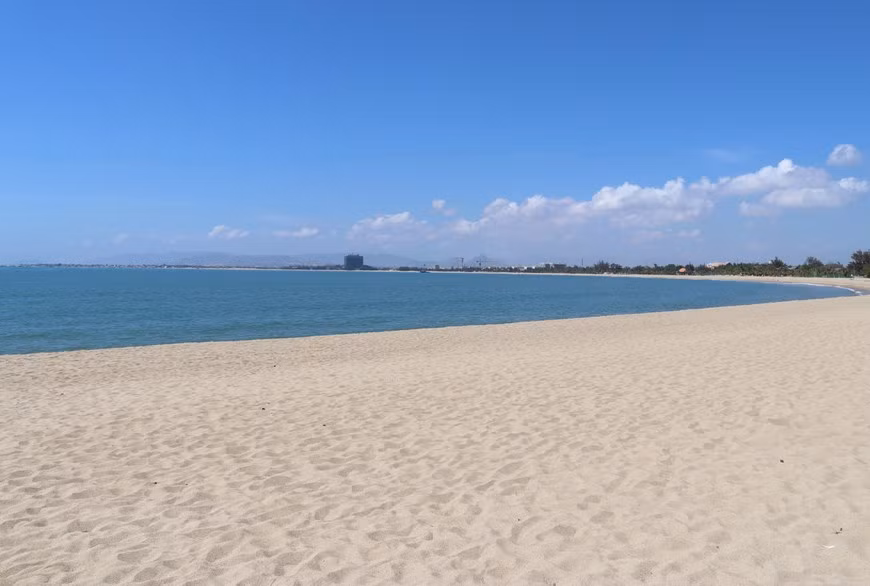Cette plage de 10 km de long est réputée pour son sable doré, son eau incroyablement turquoise ainsi que l’air rafraîchissant. Photo: VNA