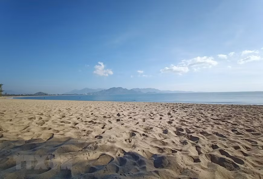 Le Comité populaire de Ninh Thuan est en train de faire de Binh Son - Ninh chu une zone de tourisme maritime clé avec un système de plages, d'hôtels et de restaurants haut de gamme pour attirer les touristes nationaux et étrangers. Photo: VNA