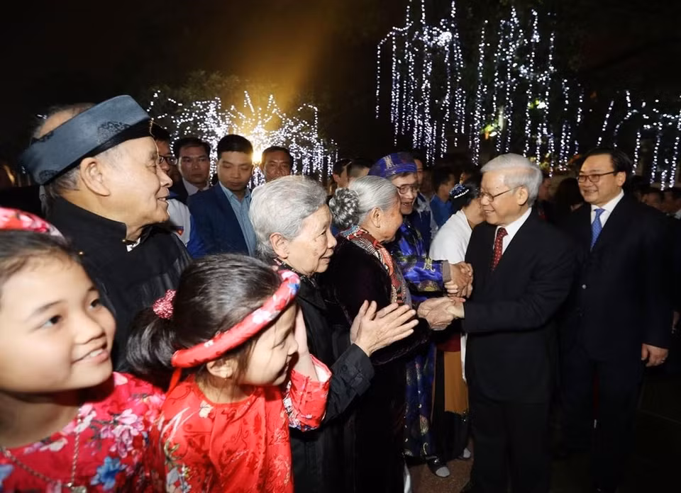  Le secrétaire général du PCV, Nguyen Phu Trong, serre la main des Hanoïens lorsqu'il se promène dans le lac Hoan Kiem dans la nuit du 15 février Photo: VNA