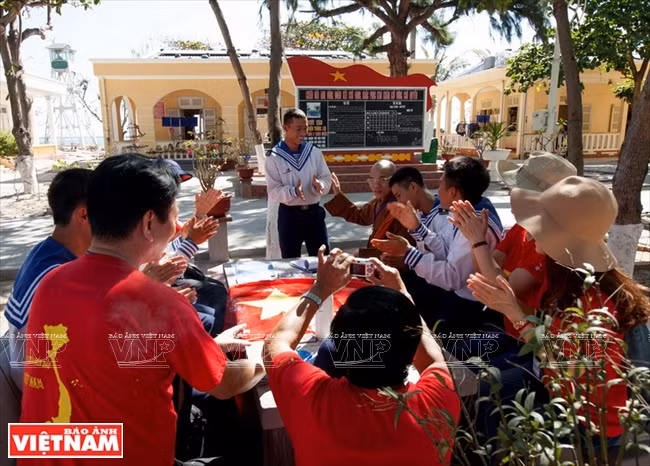 Petite démonstration de chant avec des soldats de l’île de Son Ca.