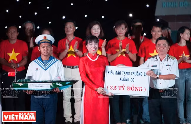 Les Viêt Kiêu font don d’un canoë CQ aux soldats de l’archipel de Truong Sa. 