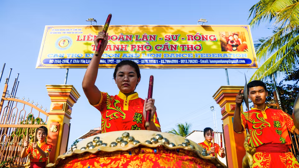 Fondée en 2008 dans le district d'O Mon, ville de Can Tho (delta du Mékong), la troupe de danse du lion et du dragon Tu Anh Duong était alors la seule au Vietnam à avoir des membres féminins. Photo: VNA