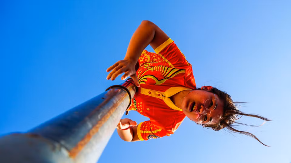 Le Yen Quyen, 28 ans, glisse à plat ventre sur le pilier, un mouvement exclusif pratiqué par la troupe Tu Anh Duong. La femme acrobate avec plus de 10 ans d'expériences, a huit records nationaux et deux records d'Asie à son nom. Photo: VNA