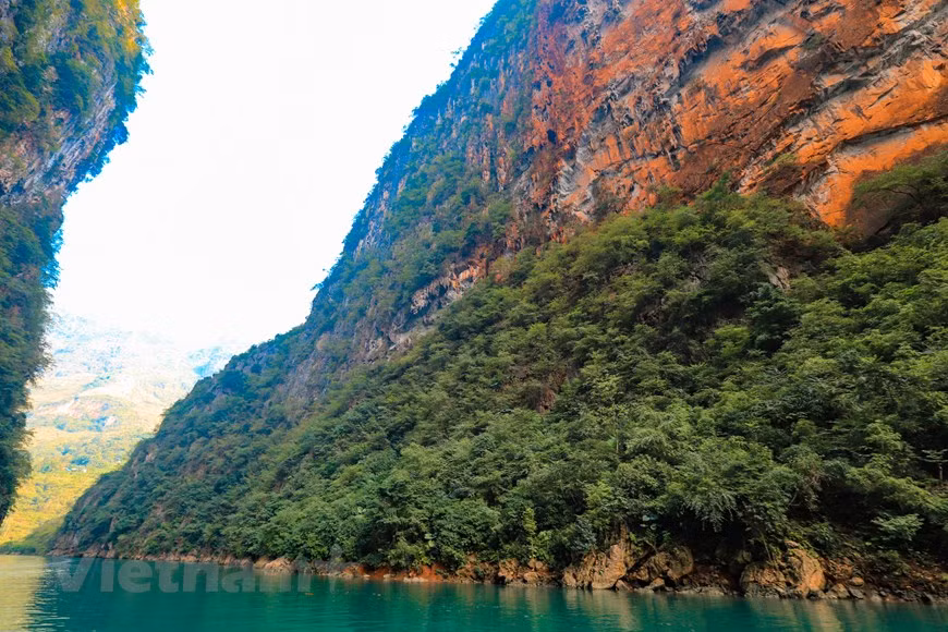 Sa couleur verte typique au milieu d’un plateau rocheux noir profond rend la rivière spéciale. 