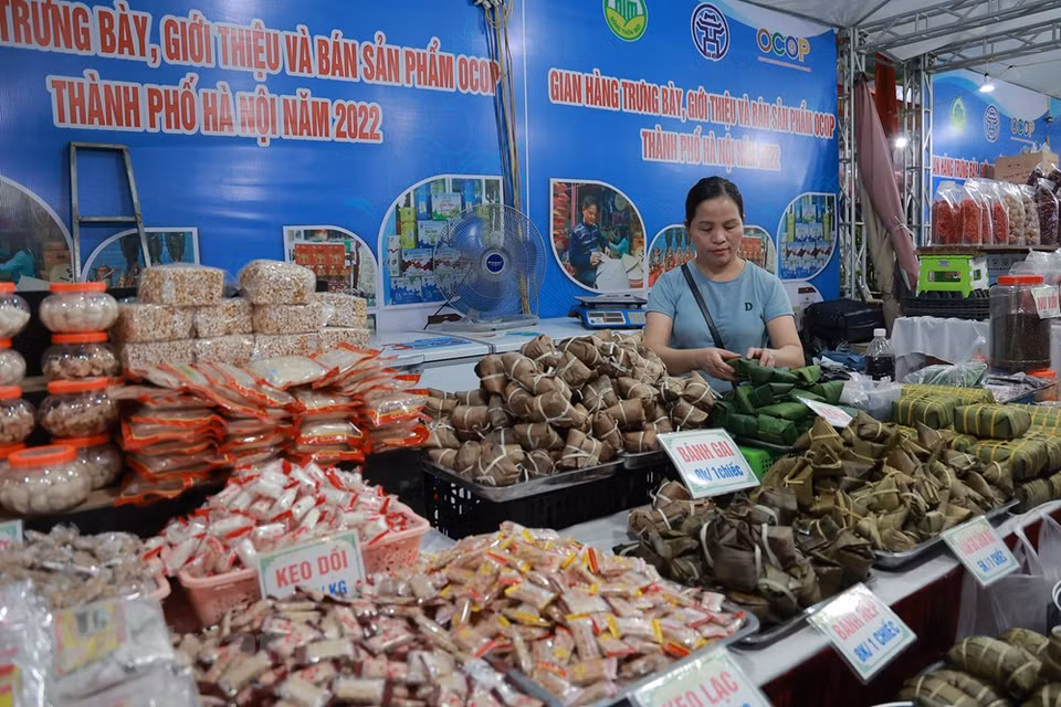 Selon le directeur adjoint du Service municipal de l’Agriculture et du Développement rural, Nguyên Ngoc Son, la capitale vietnamienne développe divers modes de production et formes de commerce, donnant la priorité au développement des coopératives et des entreprises afin de présenter des produits et services compétitifs sur les marchés national et international. A l’heure actuelle, Hanoï compte 1.649 produits labellisés OCOP (“À chaque commune, son produit”), dont quatre classés cinq étoiles, 1.098 quatre étoiles et 534 trois étoiles. La capitale compte donner la priorité à la valorisation des spécialités régionales et des villages d'artisanat traditionnel et continuer d'aider à la valorisation des produits certifiés.