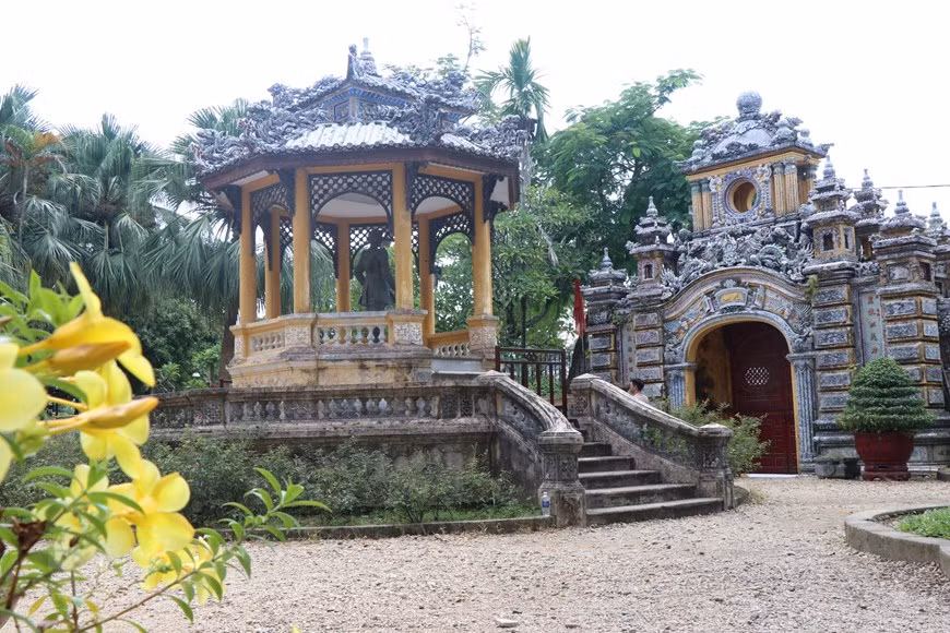 Le palais An Dinh, au No 97, avenue Phan Dinh Phung, ville de Huê, province de Thua Thiên -Huê, est une combinaison d'architectures asiatique et européenne. Il s’agit d'un monument architectural distingué parmi les centaines de vestiges du Complexe des vestiges de l’ancienne Cité impériale de Huê. Le palais An Dinh est le représentant de l’architecture contemporaine - classique du début du 20e siècle au Vietnam.